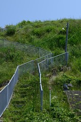 海のそばの上り階段