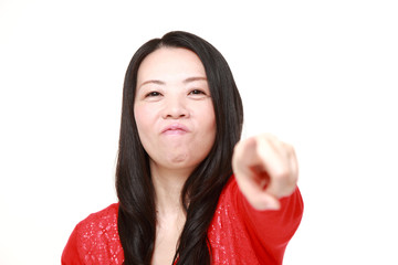 非難する女性
