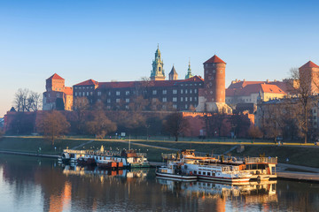 Fototapeta premium sunrise over the historic royal Wawel Castle in Cracow, Poland