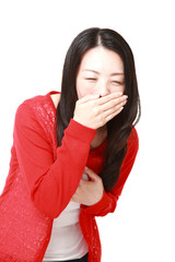 胸焼けに苦しむ女性