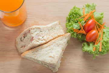 Tuna sandwich with juice
