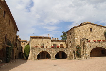 Fototapeta premium Monells es un pueblo medieval con encanto, del Baix Empordà