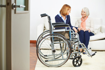 Beutreuung von Seniorin im Pflegeheim