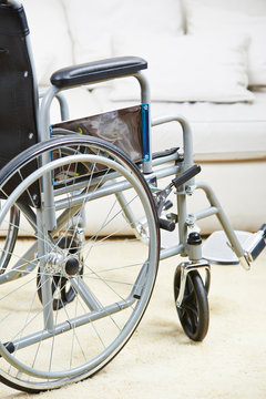 Leerer Rollstuhl im Wohnzimmer