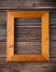 cornice di legno sul tavolo
