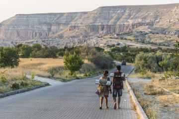 Obraz premium Backpackers in Cappadocia, Turkey