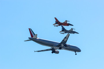 Airbus A321 ed F16