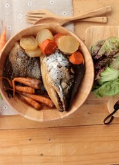 Salmon head cooked of tari yaki sauce with fresh vegetables.