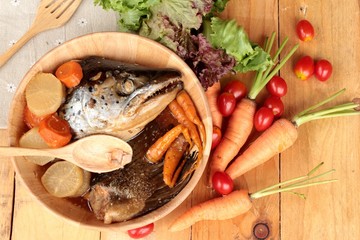 Salmon head cooked of tari yaki sauce with fresh vegetables.