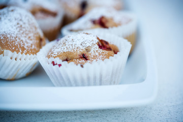 Vegane Fruchtmuffins mit Puderzucker