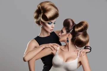 Gordijnen Studiofoto van twee schoonheidsvrouwen met creatief kapsel op zoek © ponomarencko