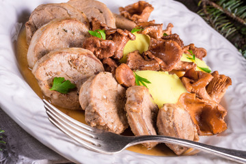Mashed potatoes with pork medallions and chanterelle sauce