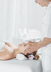 Obraz na płótnie Canvas Woman having scalp massage