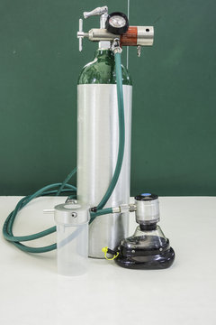 oxygen cylinder regulator and mask with demand valve