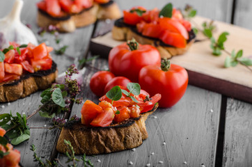 Bruschetta with tomatoes, garlic and herbs