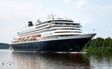 Traumschiff auf dem Nord-Ostsee-Kanal