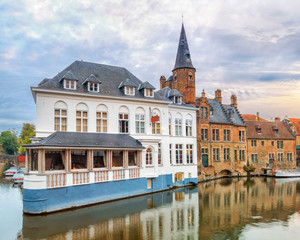 Fototapeta na wymiar Brugge canals at sunrise