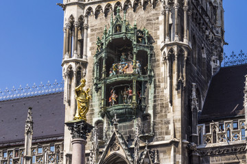 Naklejka premium Neues Rathaus München mit Glockenspiel und Mariensäule