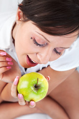 Young woman eating apple