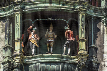 Schäfflertanz im Glockenspiel im Rathaus München