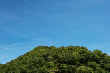 Obraz premium green mountain and blue sky