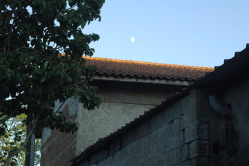 Lune au dessus des toits
