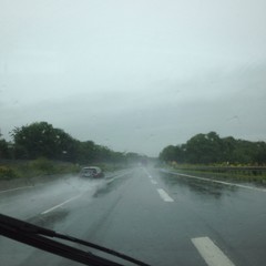 Fahrt im Regen &uuml;ber die Autobahn