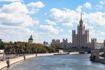 Fototapeta na wymiar view of Moskvoretskaya Embankment in Moscow
