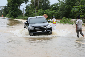 Obraz na płótnie Canvas SUV auf überfluteter Strasse