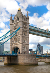 Obraz premium LONDON, UK - APRIL 30, 2015: Tower bridge and city of London view from the River Thames