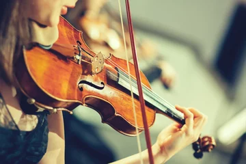 Poster Symfonieorkest op het podium, handen spelen viool © DeshaCAM