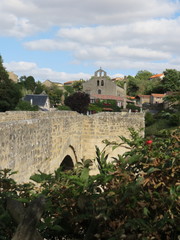 Fototapeta na wymiar Deux-Sèvres - Saint-Généroux - Le village avec son église et son pont