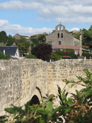 Fototapeta na wymiar Deux-Sèvres - Saint-Généroux - Pont roman et église romane