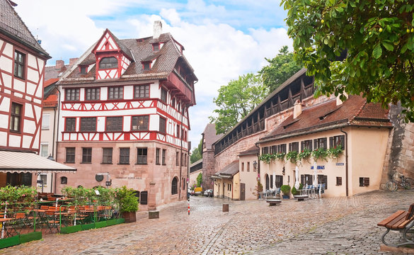 Das D&uuml;rer-Haus vor der Stadtmauer von N&uuml;rnberg