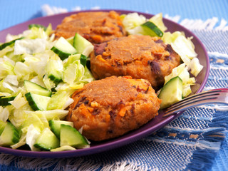 Fried meatballs with fresh salad