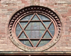 Rote Sandsteinfassage mit rundem Kirchenfenster, Basler Münster, Schweiz
