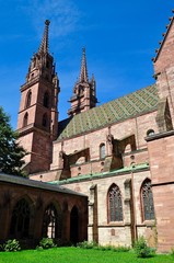 Fototapeta na wymiar Münster Basel mit Kirchengarten, Schweiz