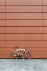 Obraz na płótnie Canvas White fixie bike in orange wall