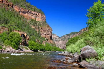 Crédence de cuisine en verre imprimé Canyon Colorado River flows through the White River National Forest in the western United States