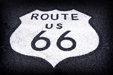 Fotobehang Route 66 verouderde en versleten vintage foto van route 66-bord op de weg