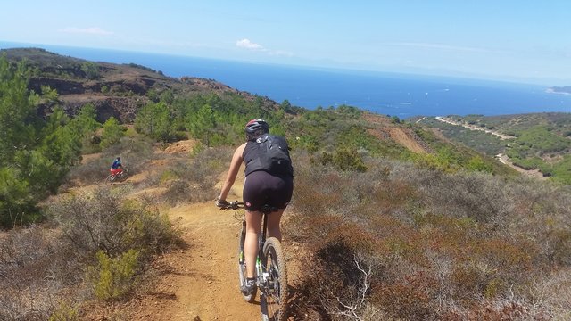 Donna avventura mountain bike