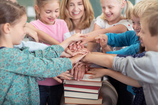 kinder und lehrerin sind ein team