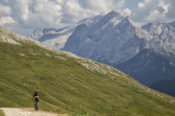 Fototapeta na wymiar Dolomiti in bicicletta