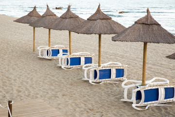 Hamacas y sombrillas de playa