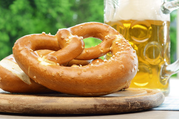 Brezel und Maß Bier im Biergarten zum Oktoberfest in Bayern