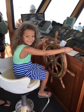 bambina al timone