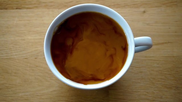 kaffeetasse von oben zeitlupe