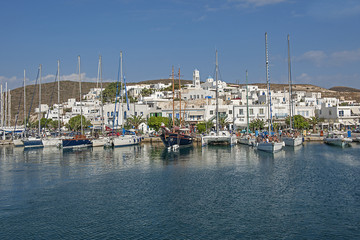 Fototapeta na wymiar Hafenort Adamas auf der Insel Milos, Griechenland