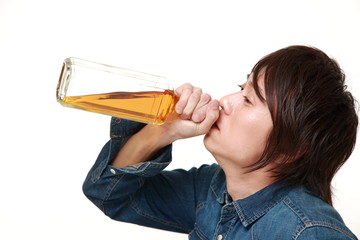 ラッパ飲みをする男性