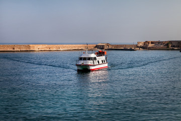 Туристический катер в старом порту Ханьи. Крит. Греция